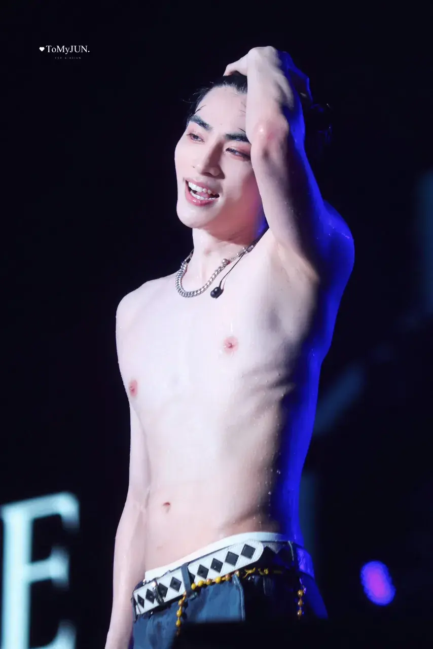 หนุ่มนักร้องเกาหลี-จีน