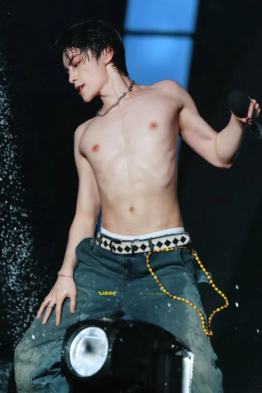 หนุ่มนักร้องเกาหลี-จีน
