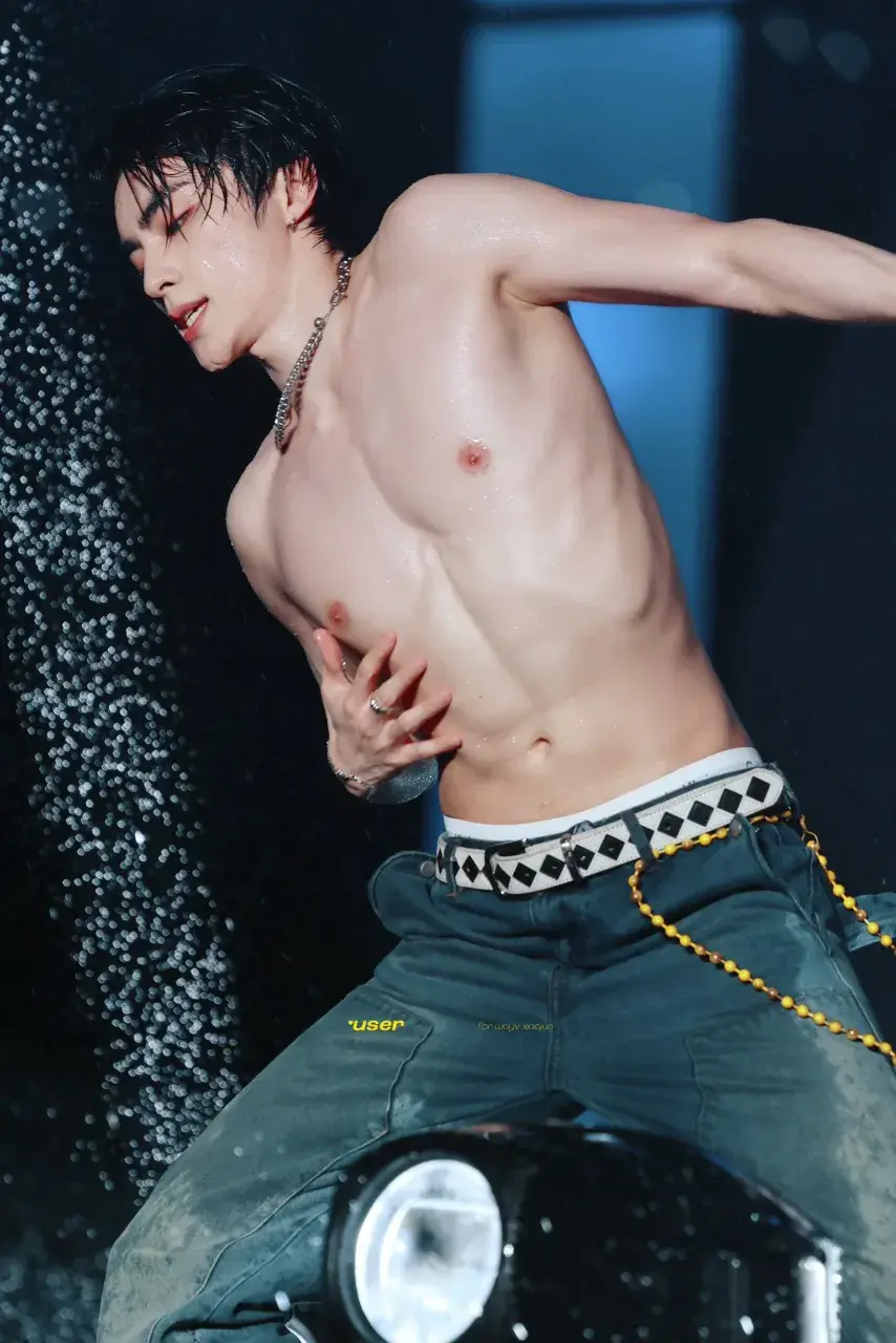 หนุ่มนักร้องเกาหลี-จีน