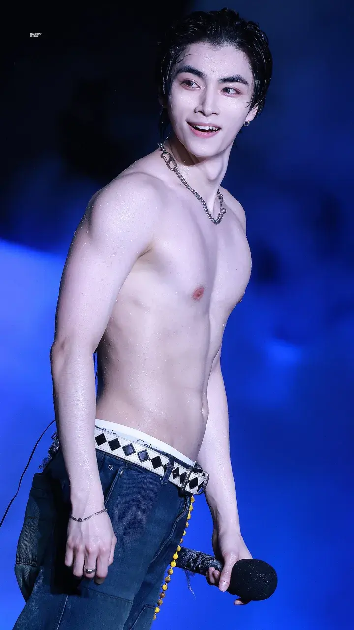 หนุ่มนักร้องเกาหลี-จีน
