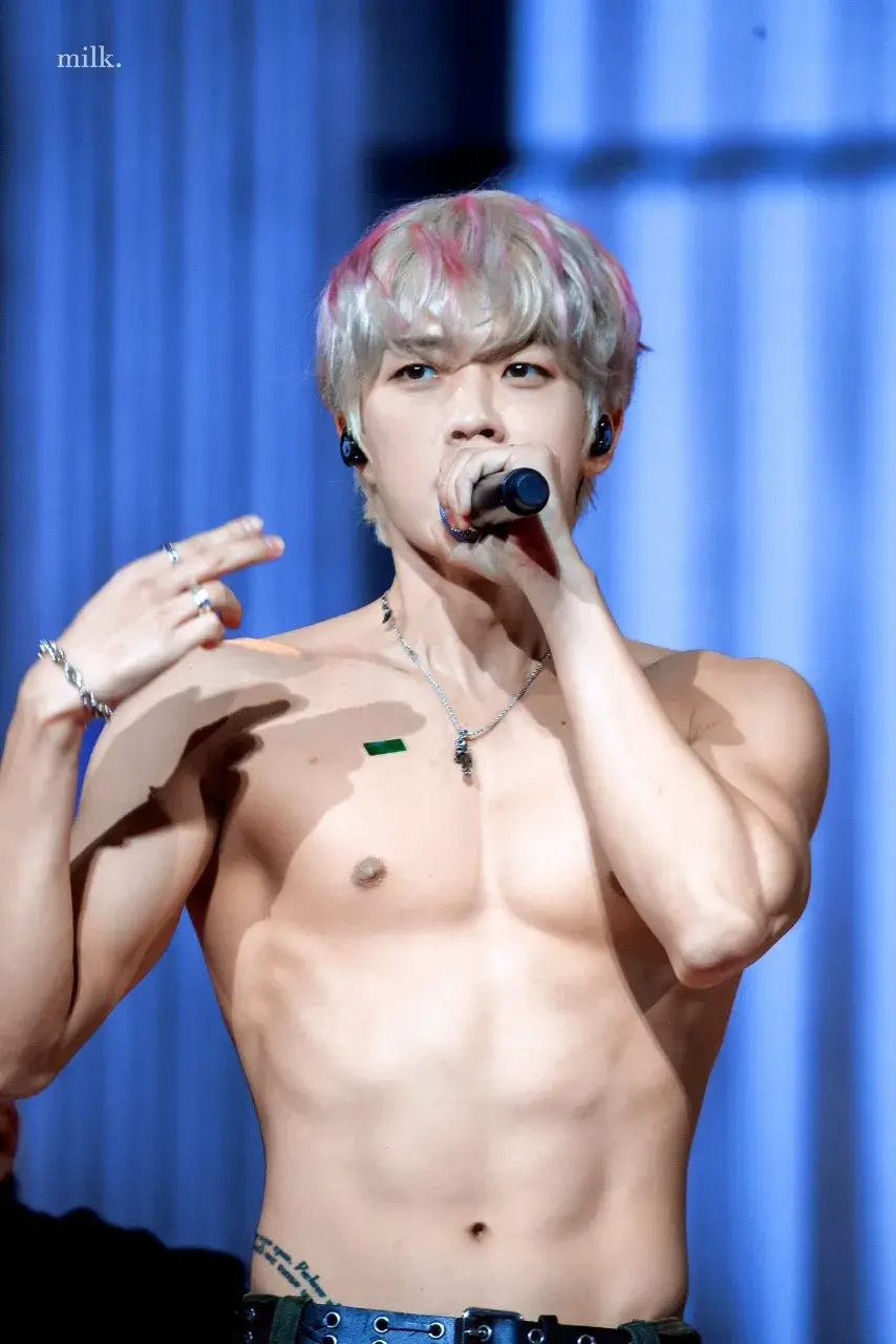 หนุ่มนักร้องเกาหลี-จีน