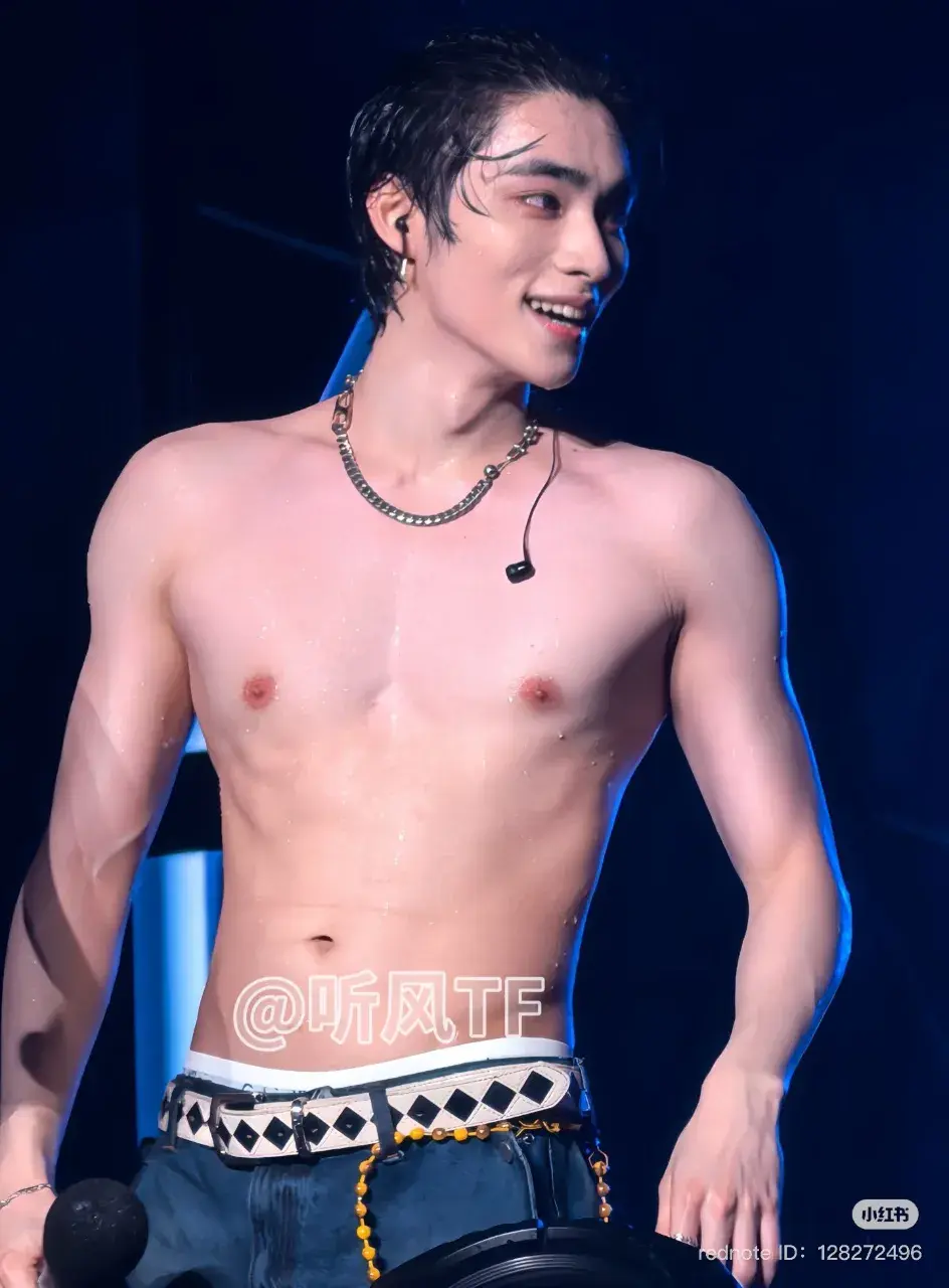 หนุ่มนักร้องเกาหลี-จีน