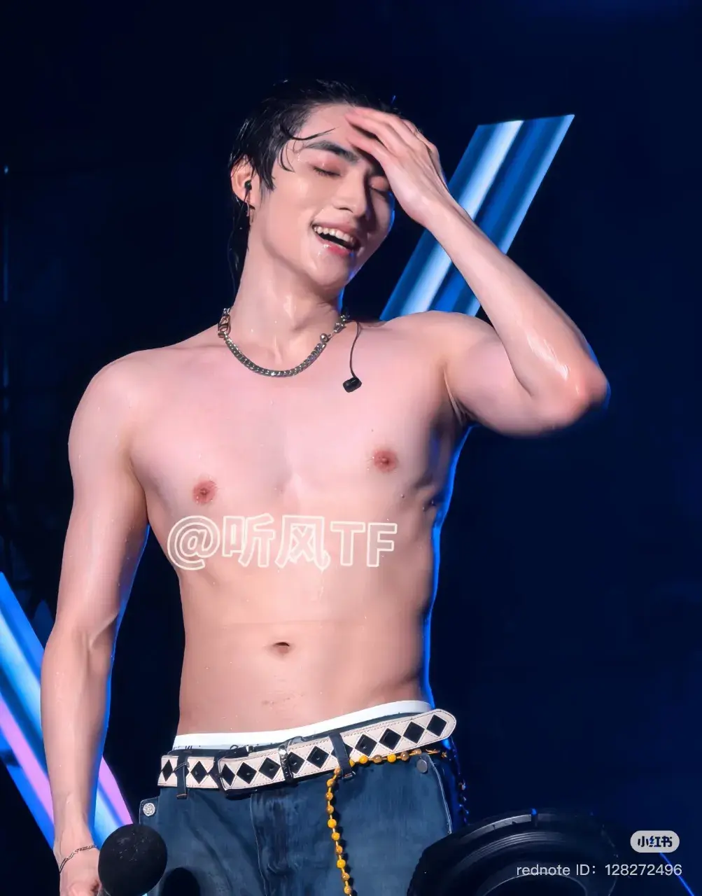 หนุ่มนักร้องเกาหลี-จีน
