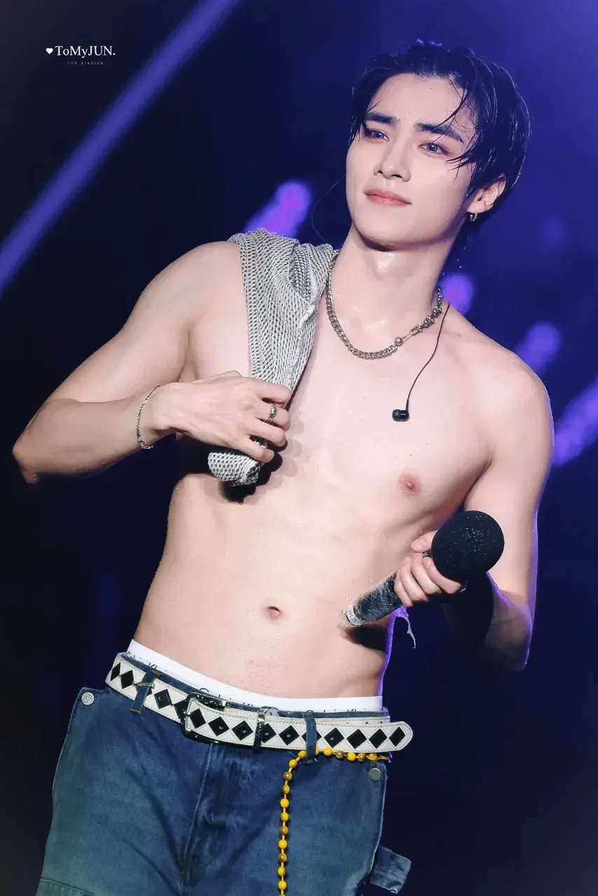 หนุ่มนักร้องเกาหลี-จีน