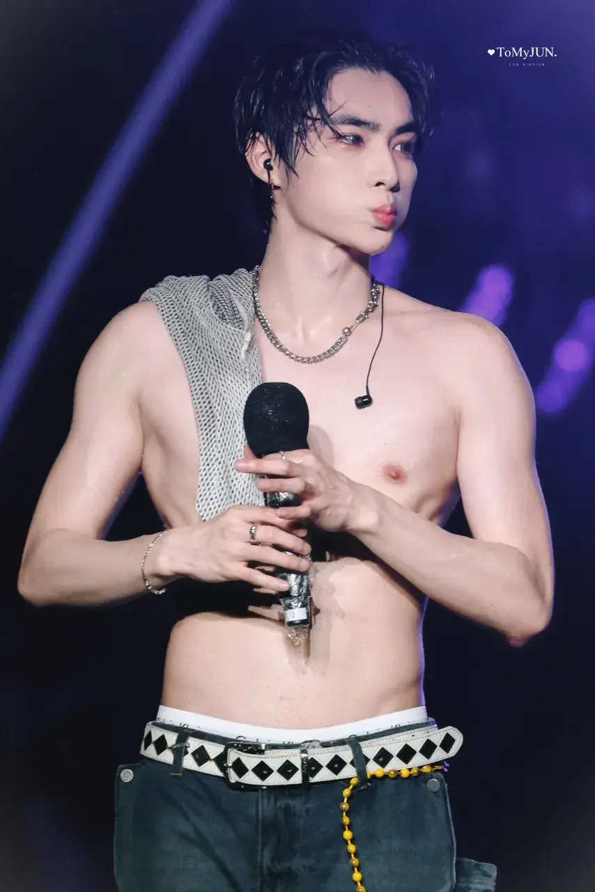 หนุ่มนักร้องเกาหลี-จีน