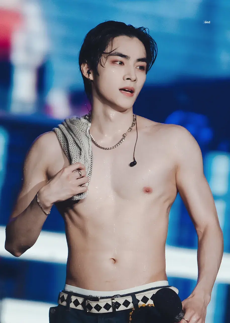 หนุ่มนักร้องเกาหลี-จีน