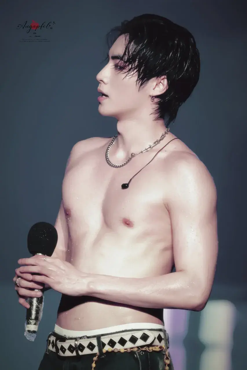 หนุ่มนักร้องเกาหลี-จีน