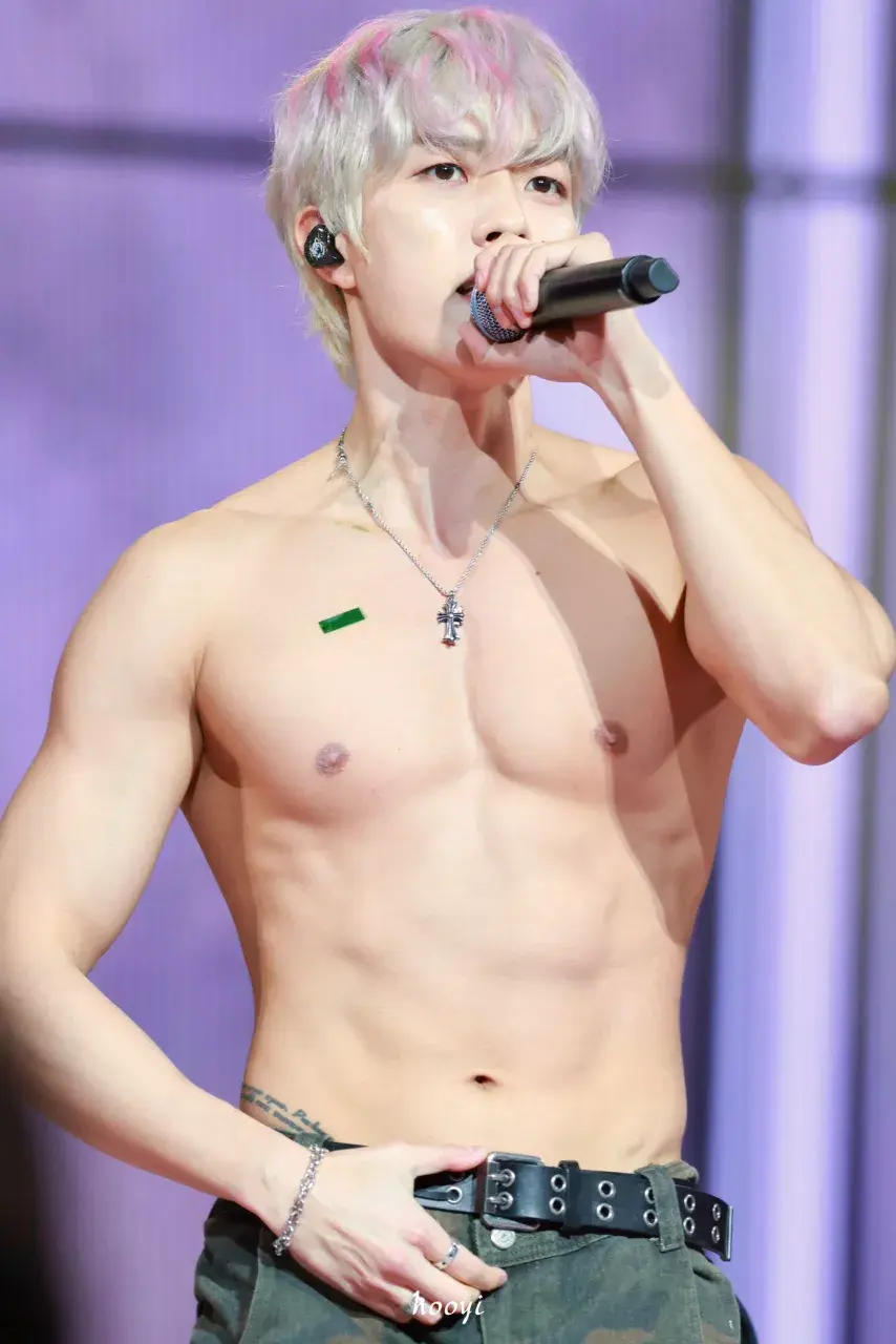 หนุ่มนักร้องเกาหลี-จีน
