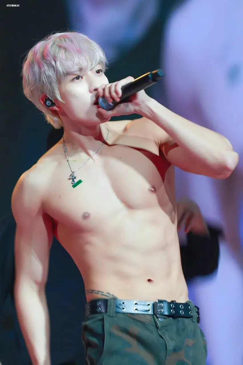 หนุ่มนักร้องเกาหลี-จีน