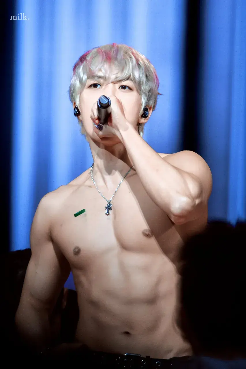 หนุ่มนักร้องเกาหลี-จีน