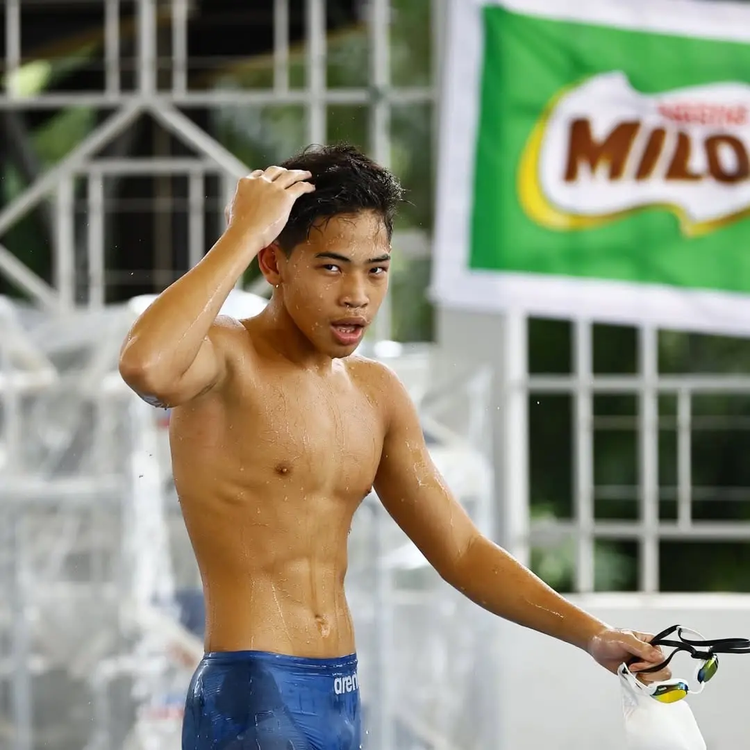 นักกีฬาว่ายน้ำหนุ่มน้อย 9