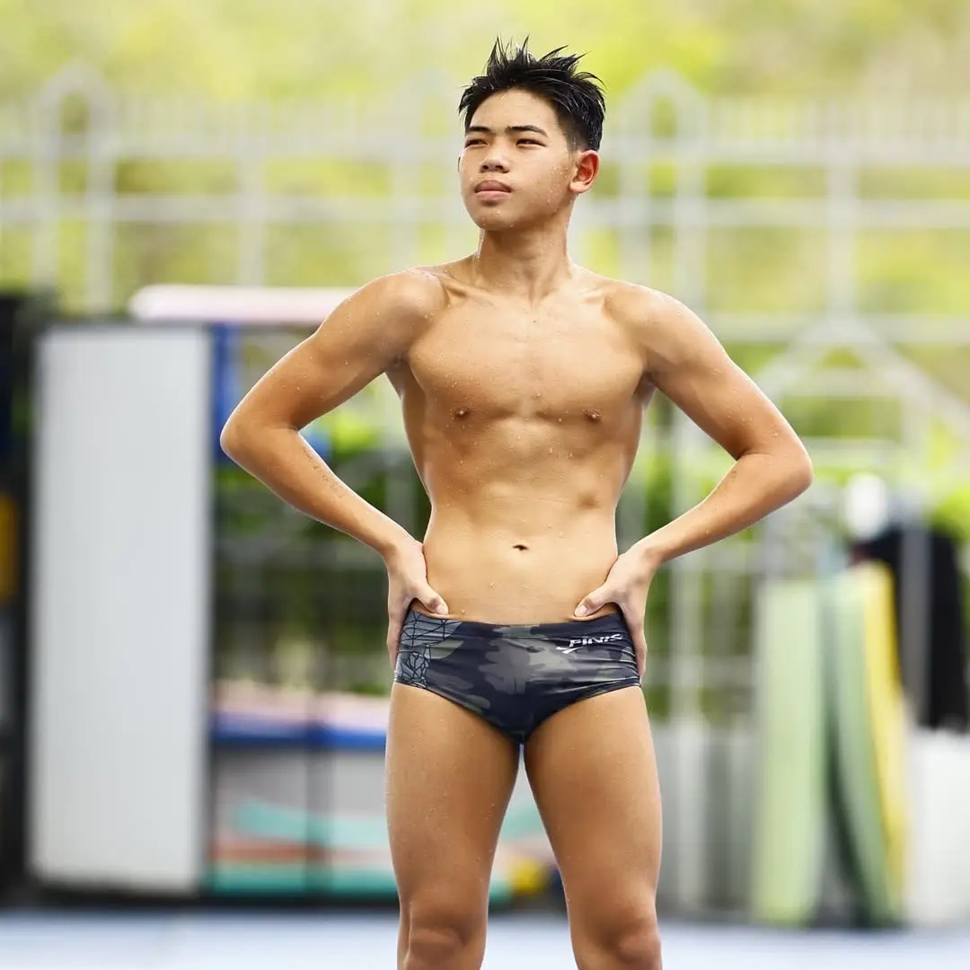 นักกีฬาว่ายน้ำหนุ่มน้อย 9