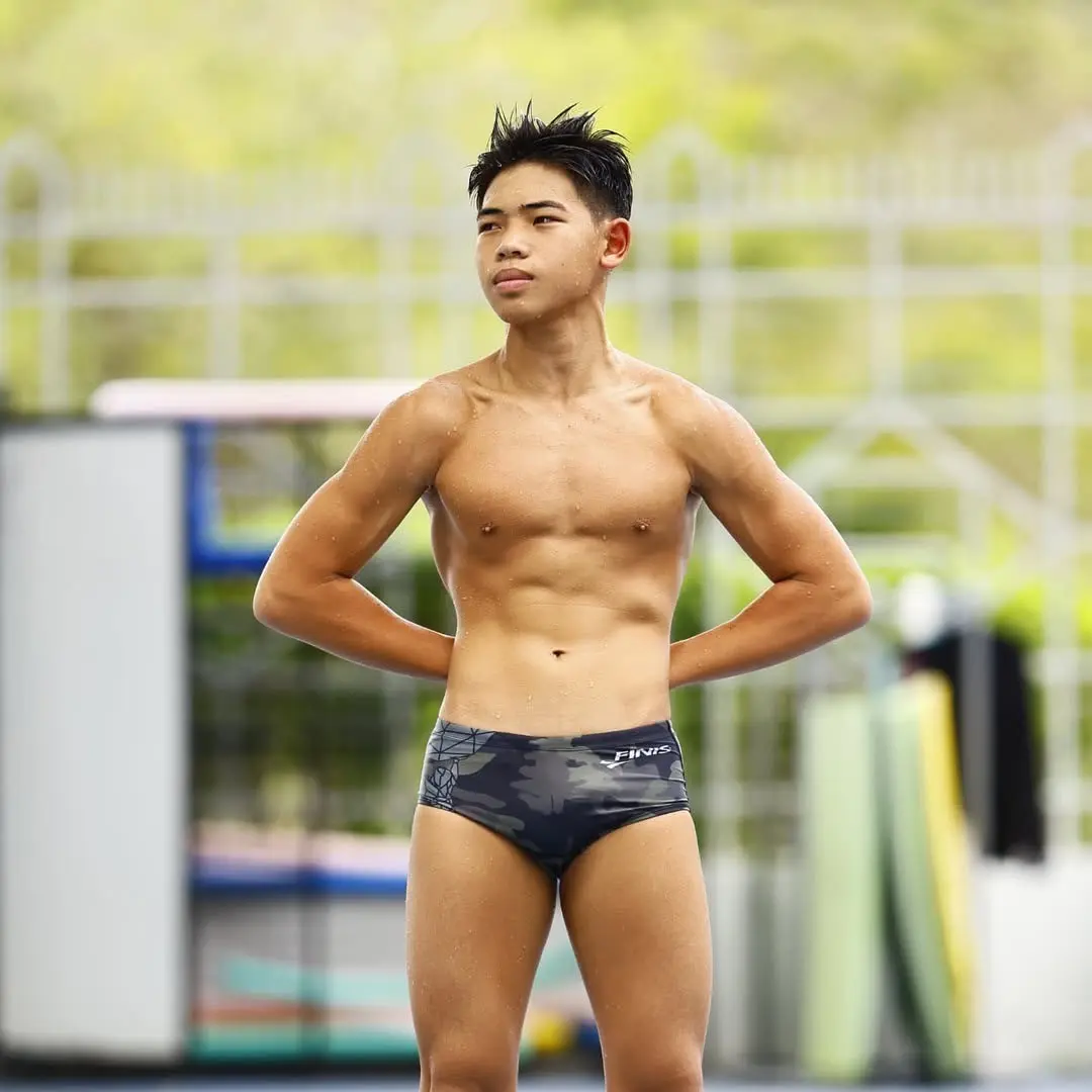 นักกีฬาว่ายน้ำหนุ่มน้อย 9