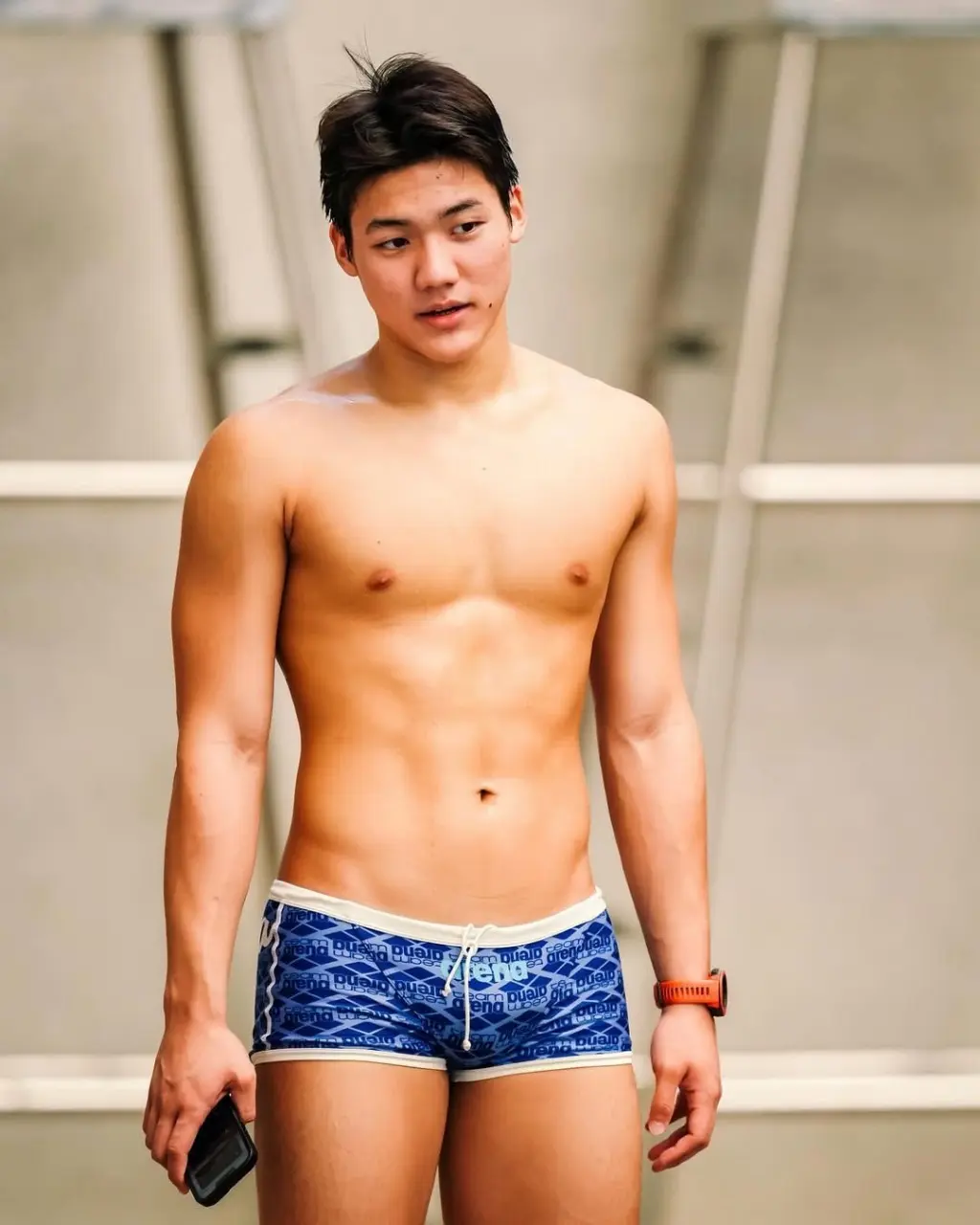 นักกีฬาว่ายน้ำหนุ่มน้อย 13