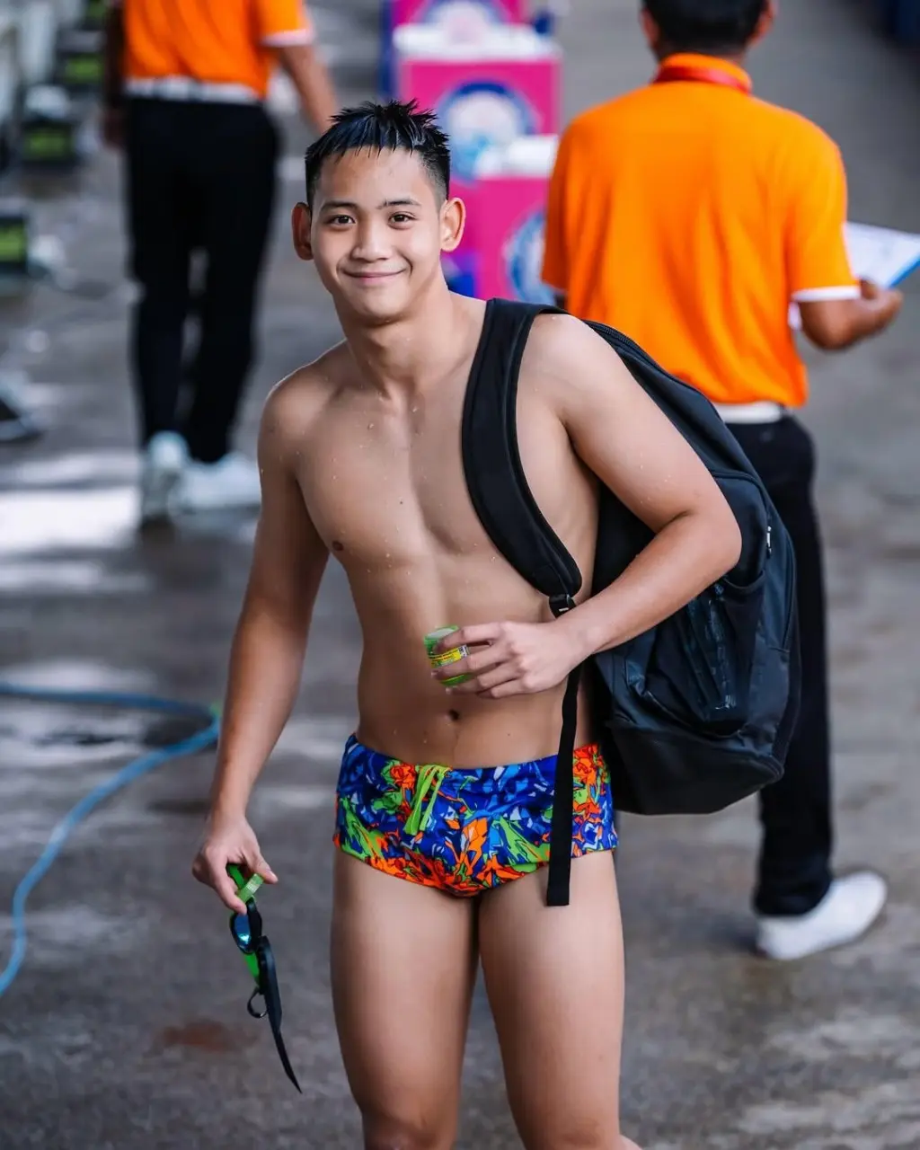 นักกีฬาว่ายน้ำหนุ่มน้อย 15