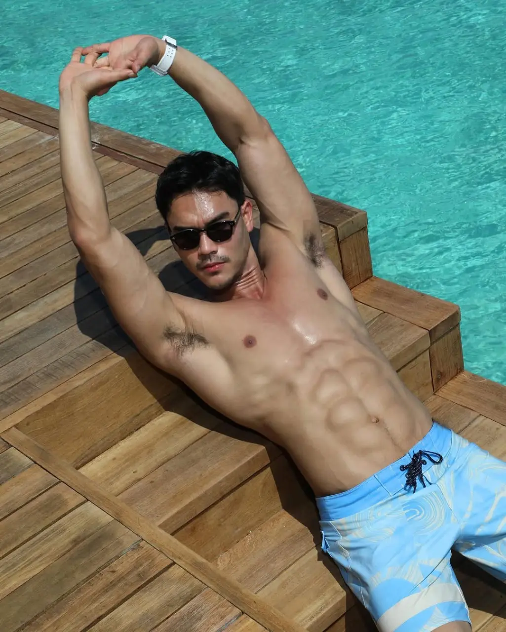 Swimsuit : Ratthee Vorarojyothin