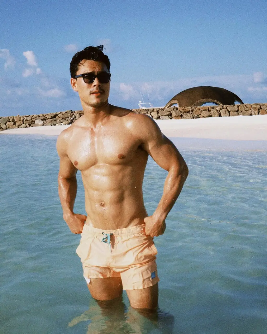 Swimsuit : Ratthee Vorarojyothin