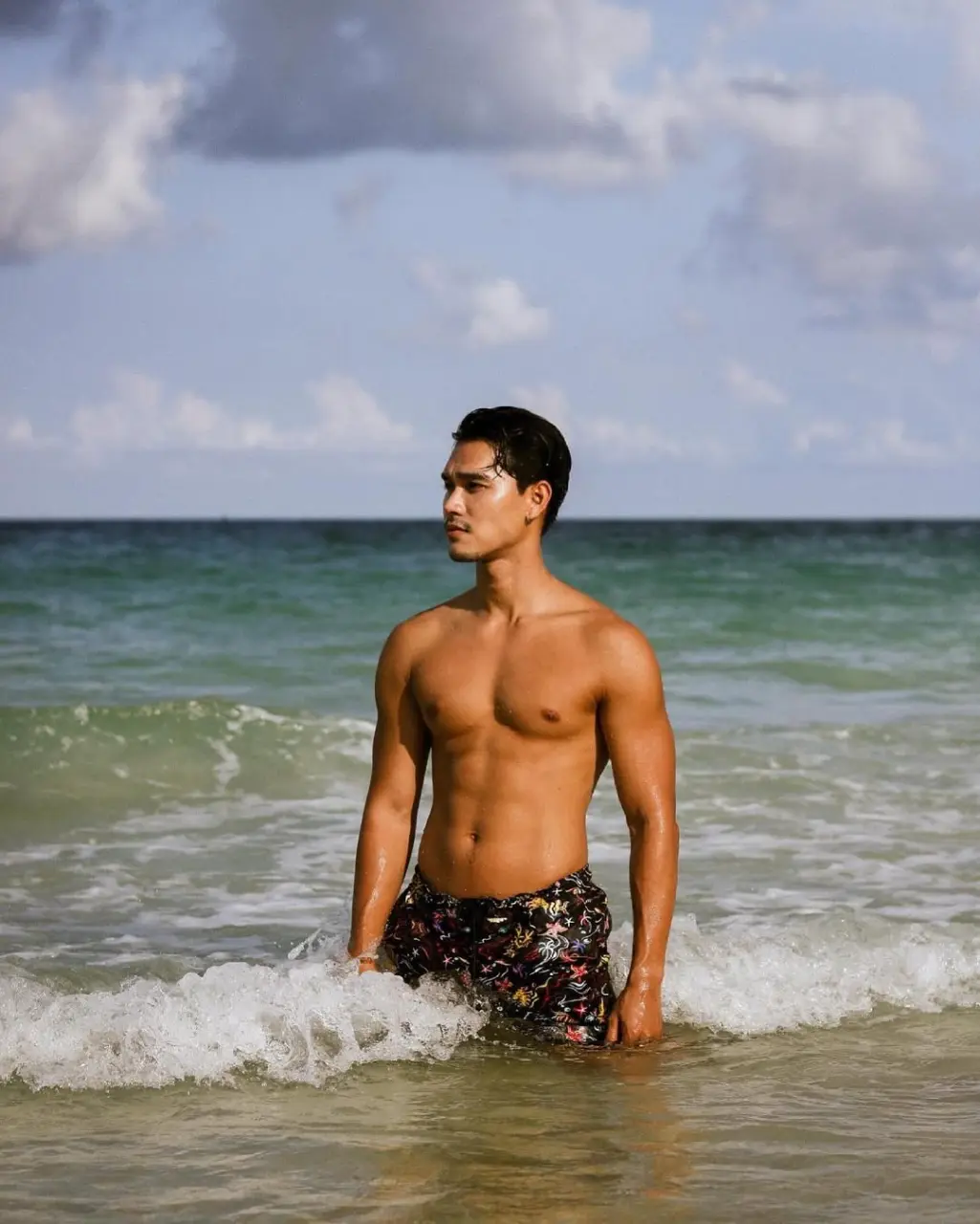 Swimsuit : Ratthee Vorarojyothin