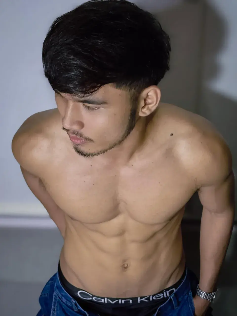 กลิ่นหนุ่มโชยมา