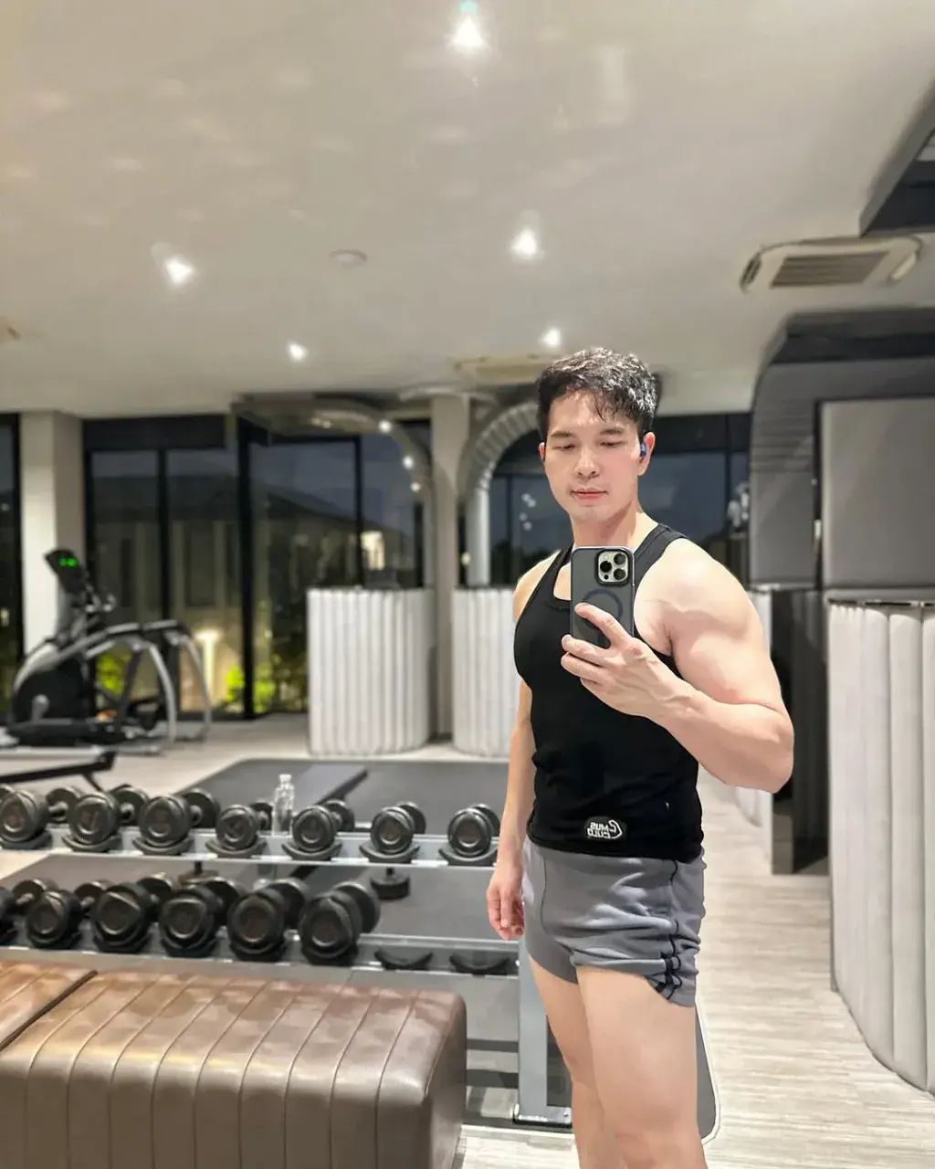 หนวด กับ นม