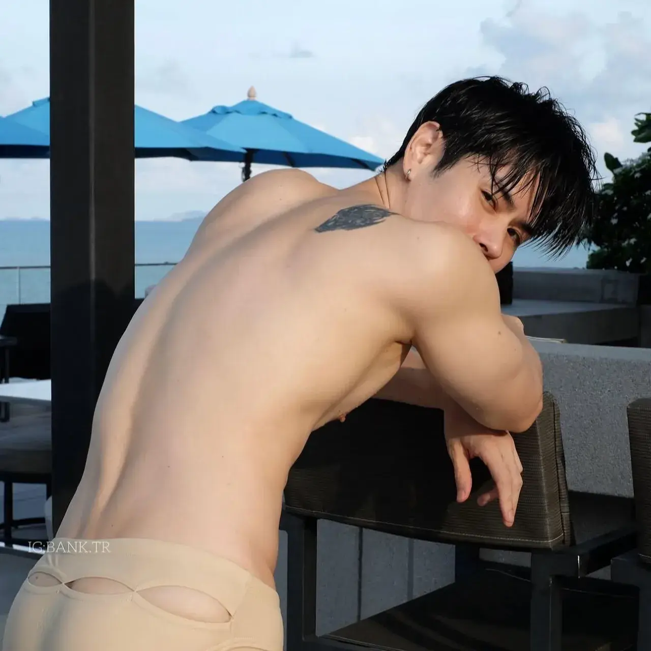ขาว อม นม ชมพู