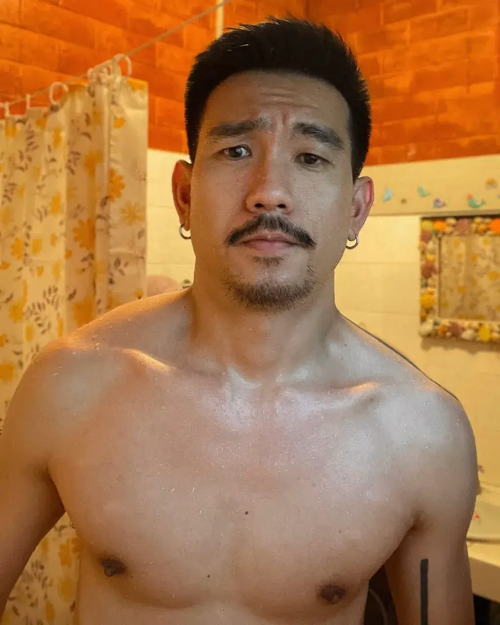 ให้หนวดเสว