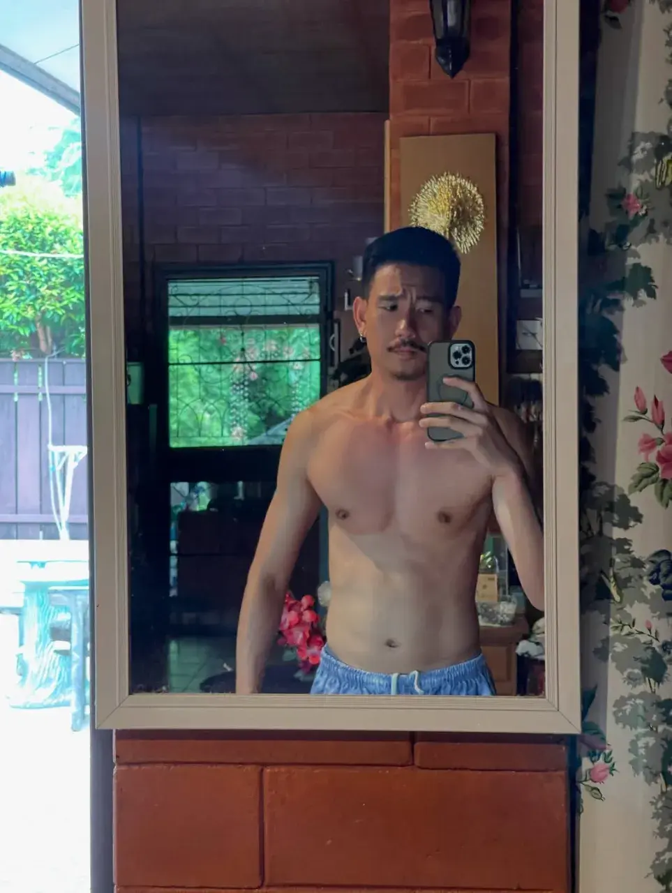 ให้หนวดเสว