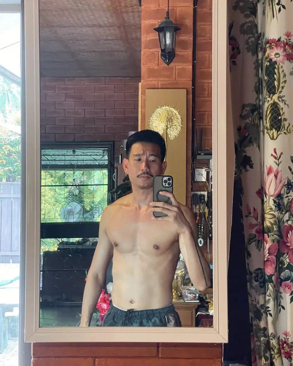 ให้หนวดเสว
