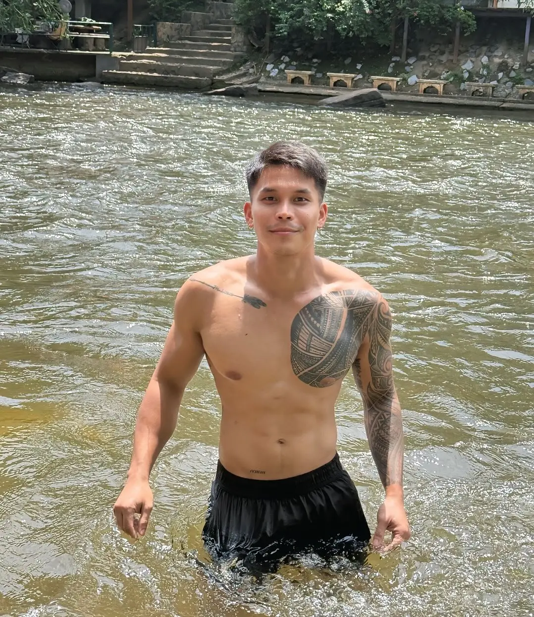แบกท่อน้ำไว้ปล่อยนาน้อง
