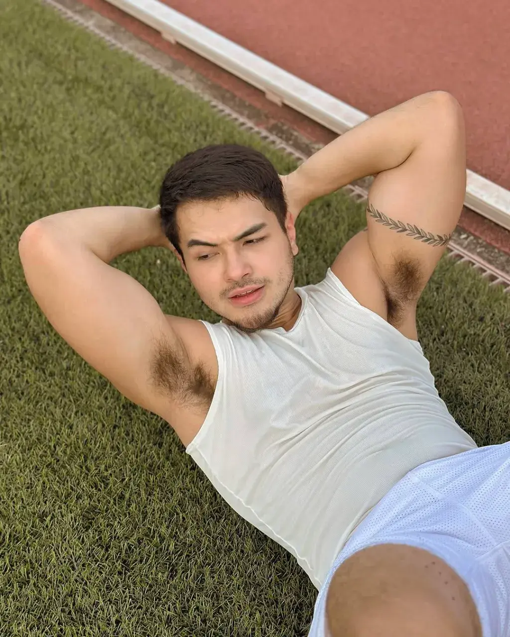 แค่เธอชูแขนเราก้อเสียวเสร็จ