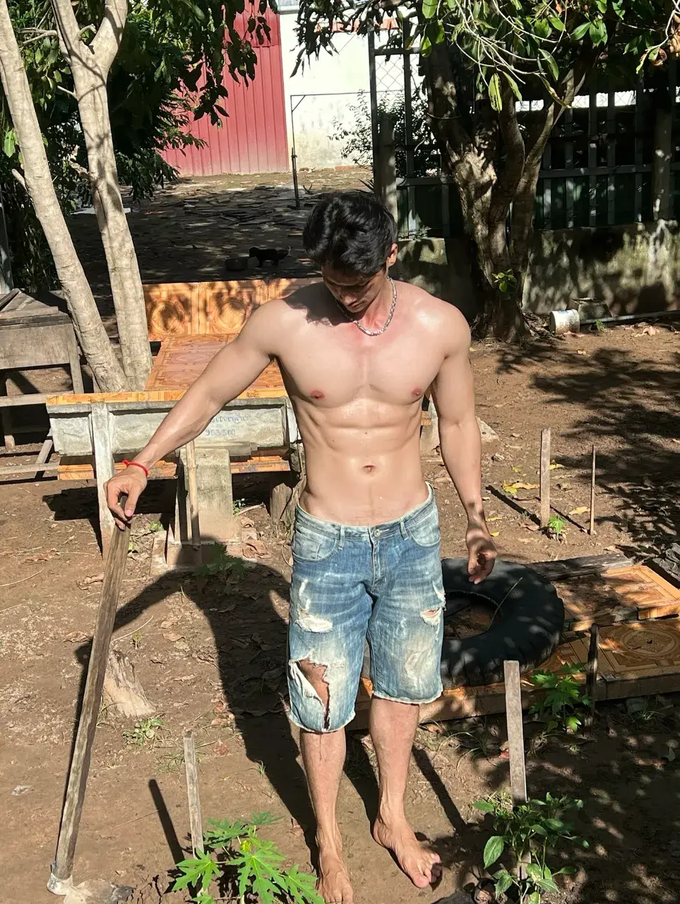 สูงยาวเข่าดีสมคำร่ำลือ