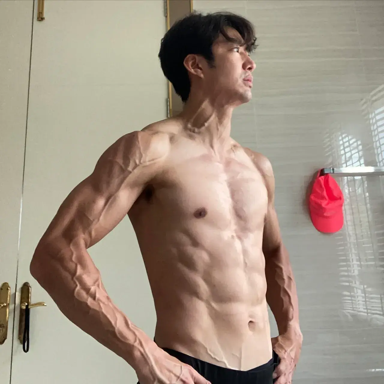 สูงยาวเข่าดีสมคำร่ำลือ