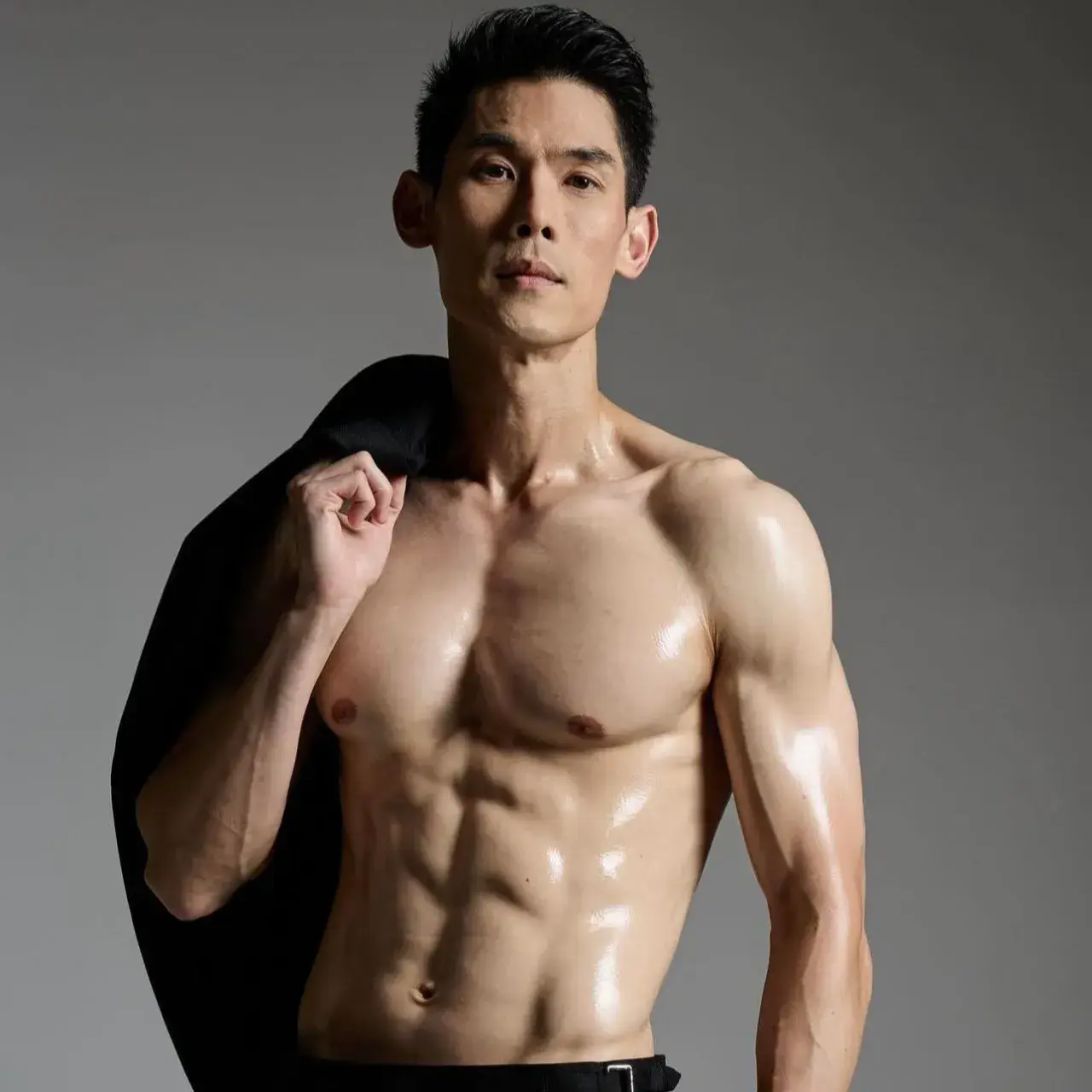 สูงยาวเข่าดีสมคำร่ำลือ