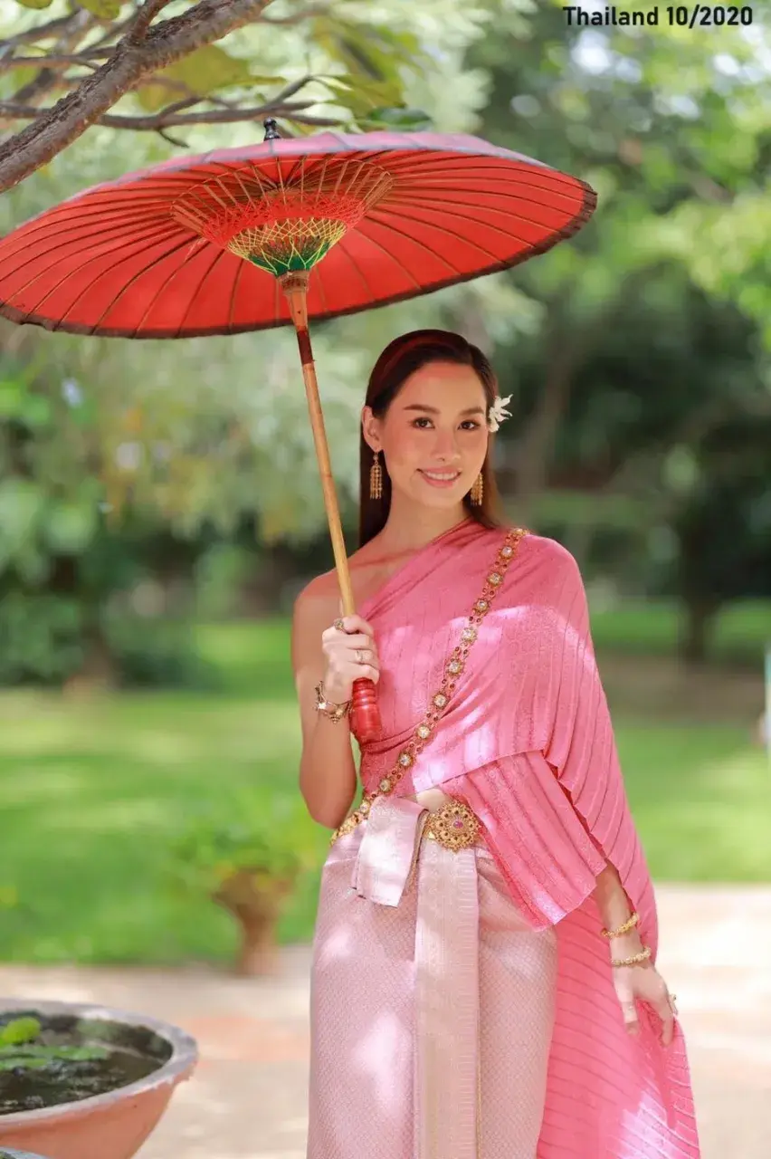 Lady in the Early Rattakosin Thai Dress 🇹🇭