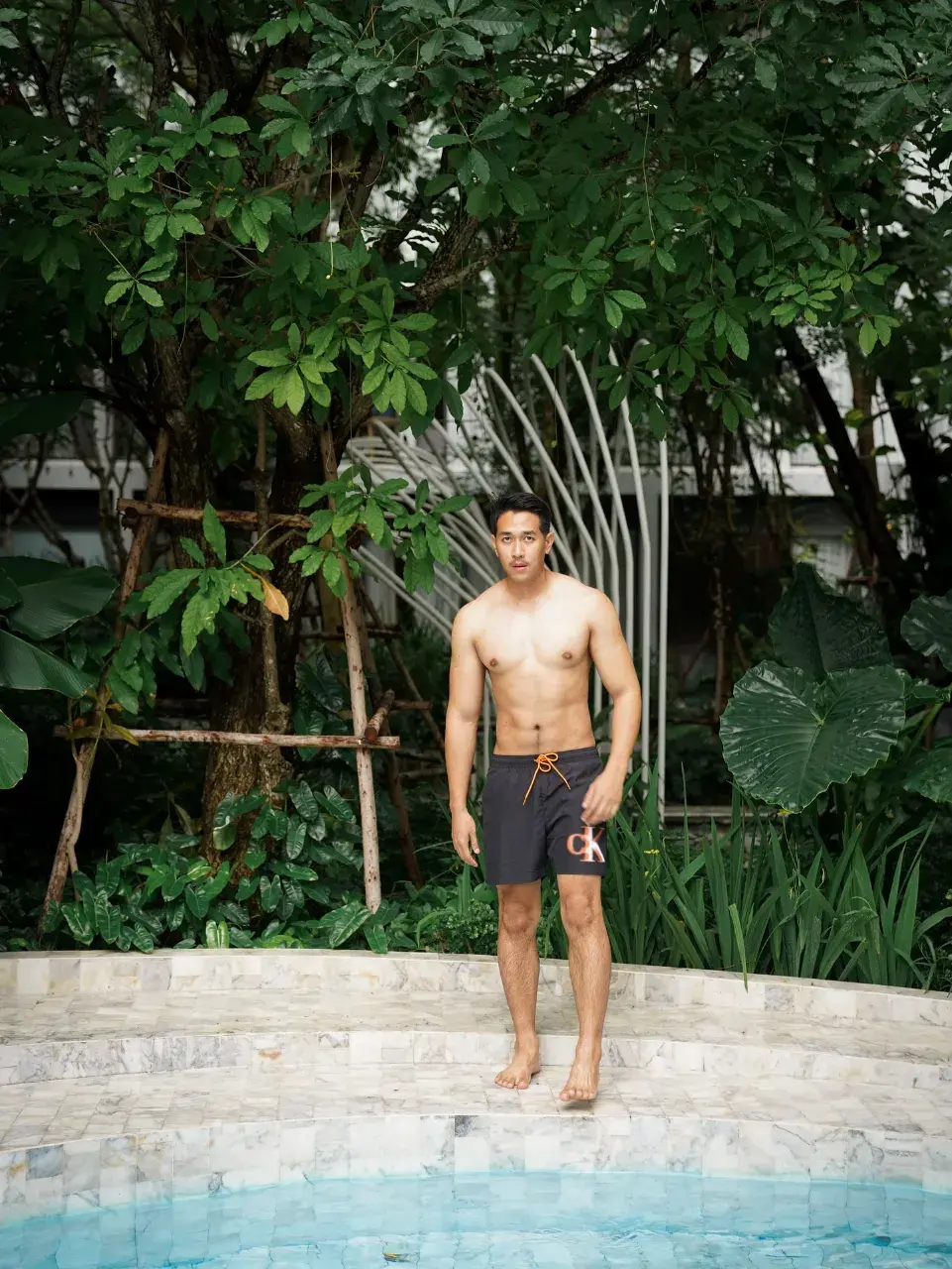 กัดพุงเล่น