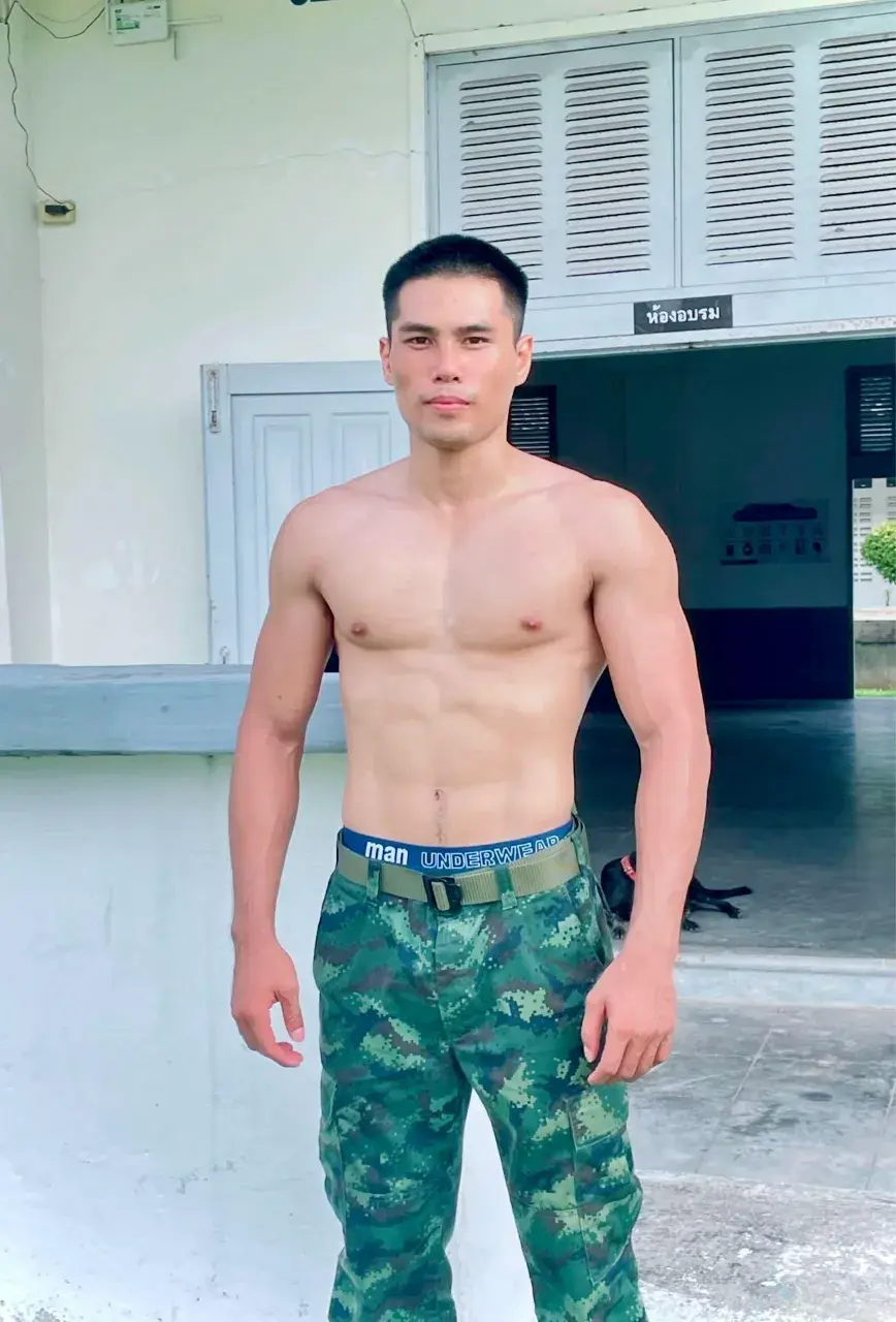 กัดพุงเล่น
