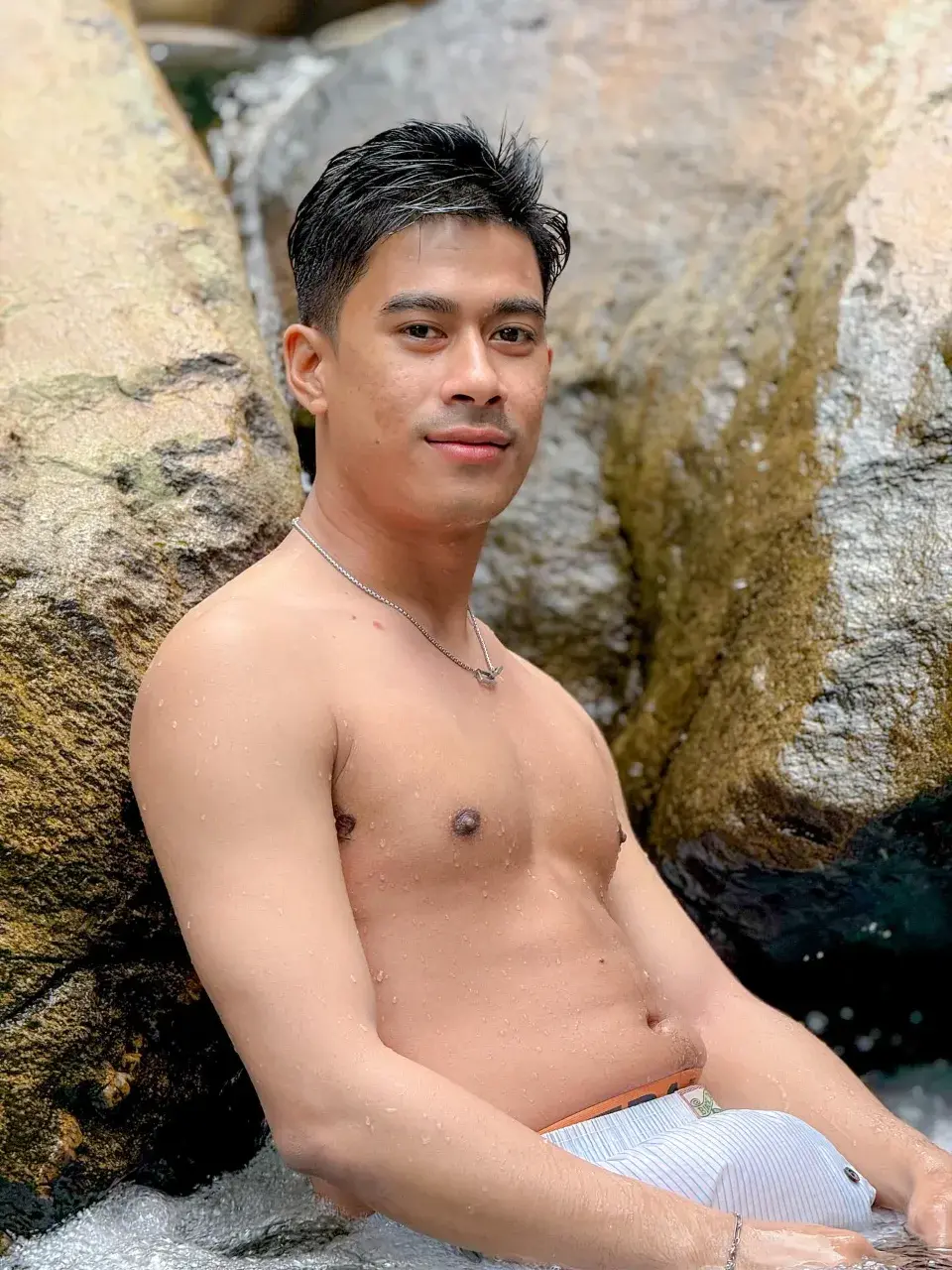 กัดพุงเล่น