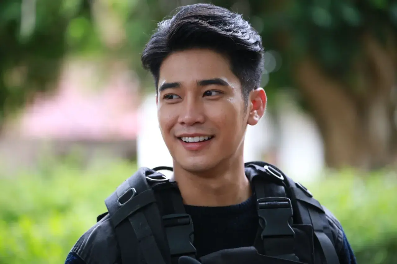 พระเอกเขาจูบกัน
