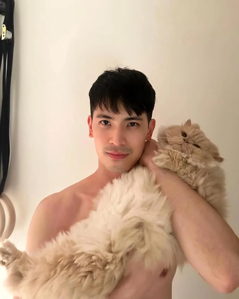 พระเอกเขาจูบกัน