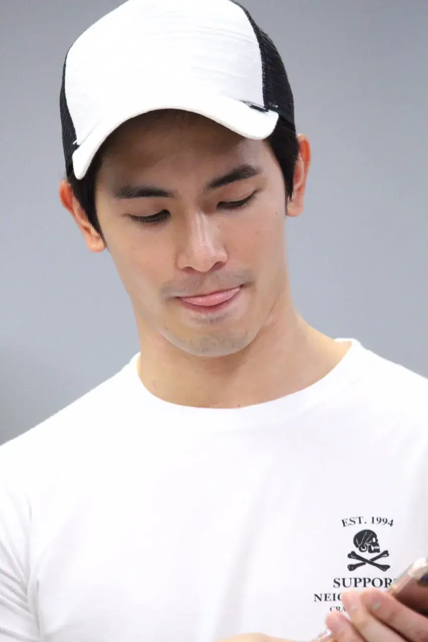 พระเอกเขาจูบกัน