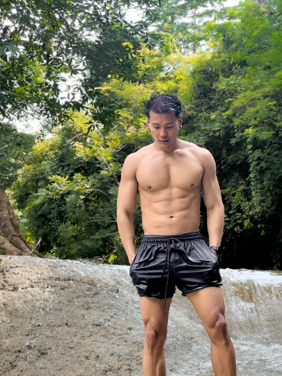 ยอมแตกกลางน้ำตก
