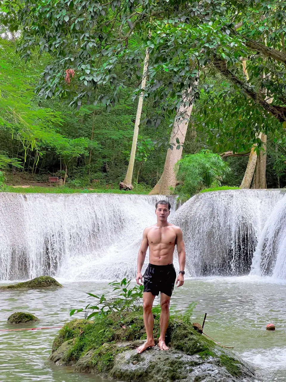 ยอมแตกกลางน้ำตก