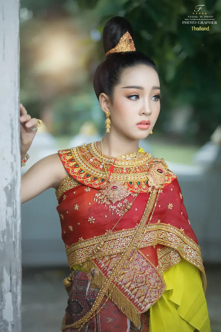 Girl in Thai Ancient Dress 🇹🇭