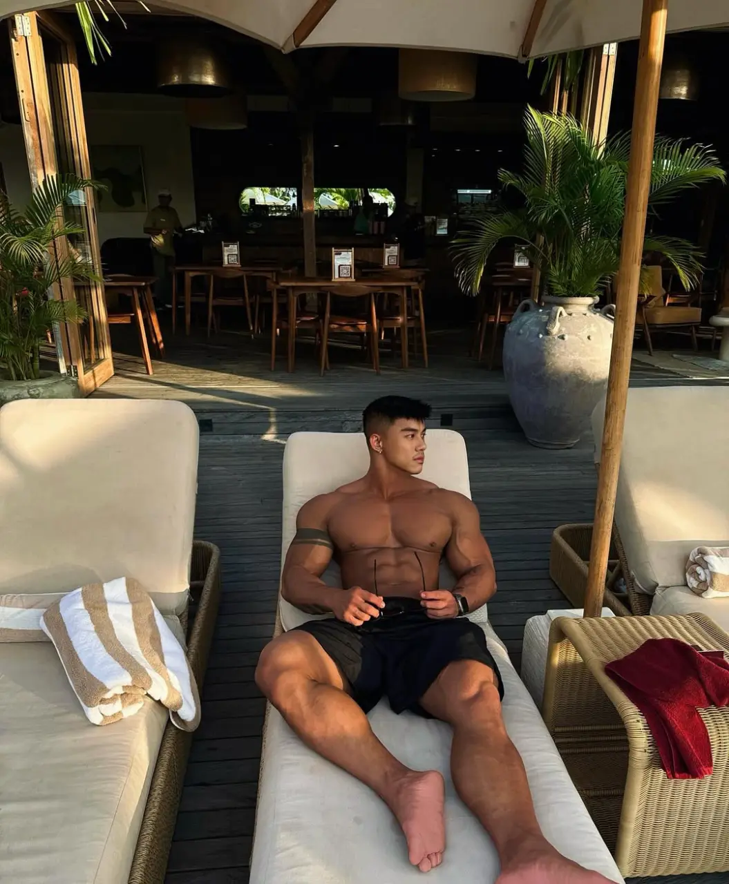 Fitness model : E V &Lambda; &Nu;