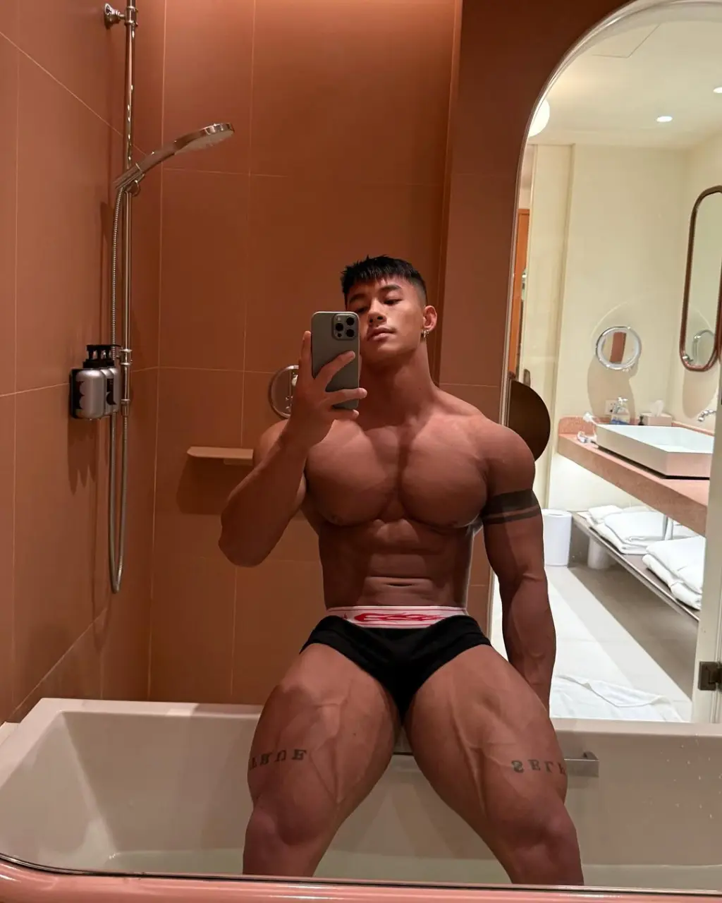 Fitness model : E V &Lambda; &Nu;