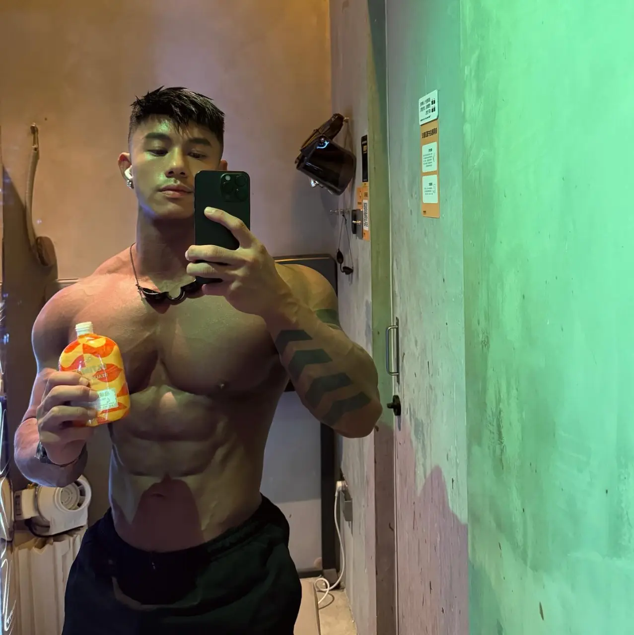 Fitness model : E V &Lambda; &Nu;