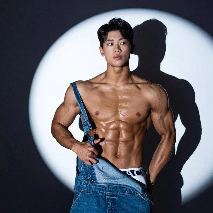 หนุ่มเกาหลีงานดี มีวาร์ป ( IG : yum_physique )