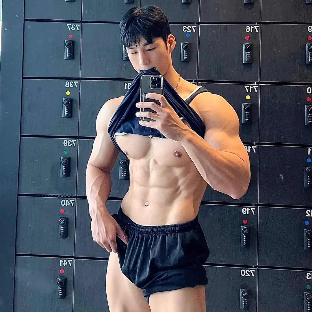 หนุ่มเกาหลีงานดี มีวาร์ป ( IG : dongwook.zip )