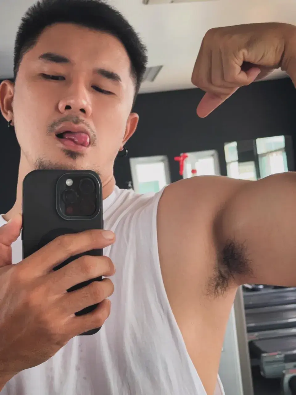 ผัวจ่ายั่วจัง