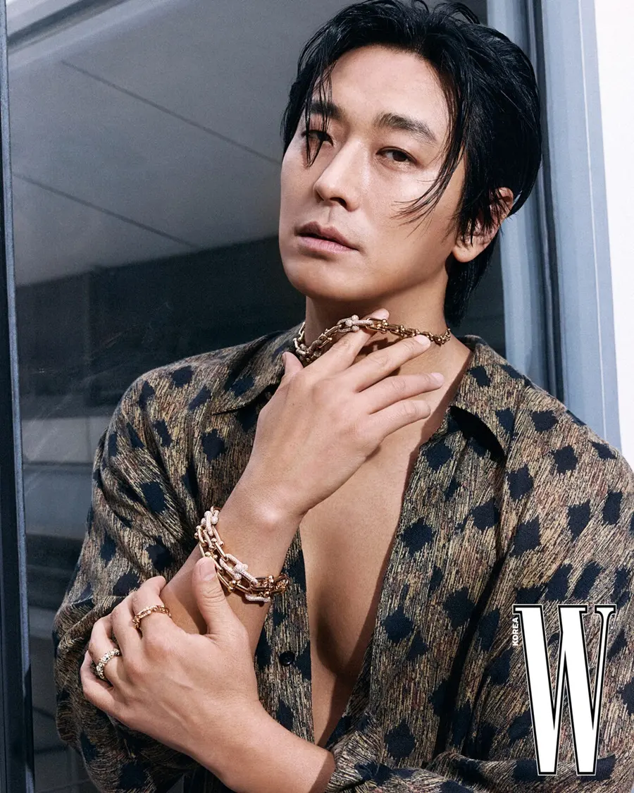 Ju Ji hoon @ W Korea October 2025
